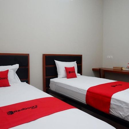 Hotel RedDoorz near Kampus UMP Purwokerto 2 Sumbang Exterior foto
