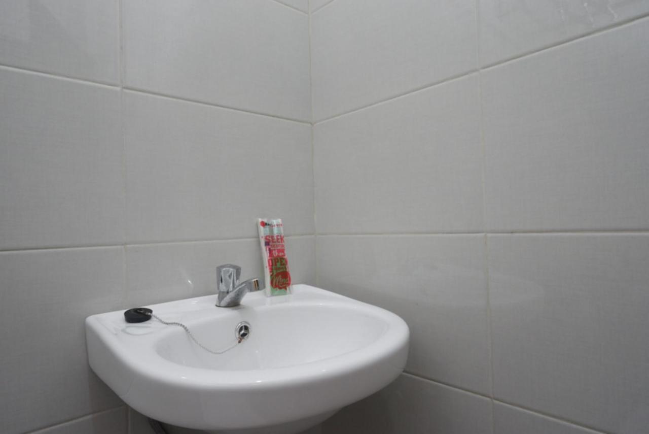 Hotel RedDoorz near Kampus UMP Purwokerto 2 Sumbang Exterior foto