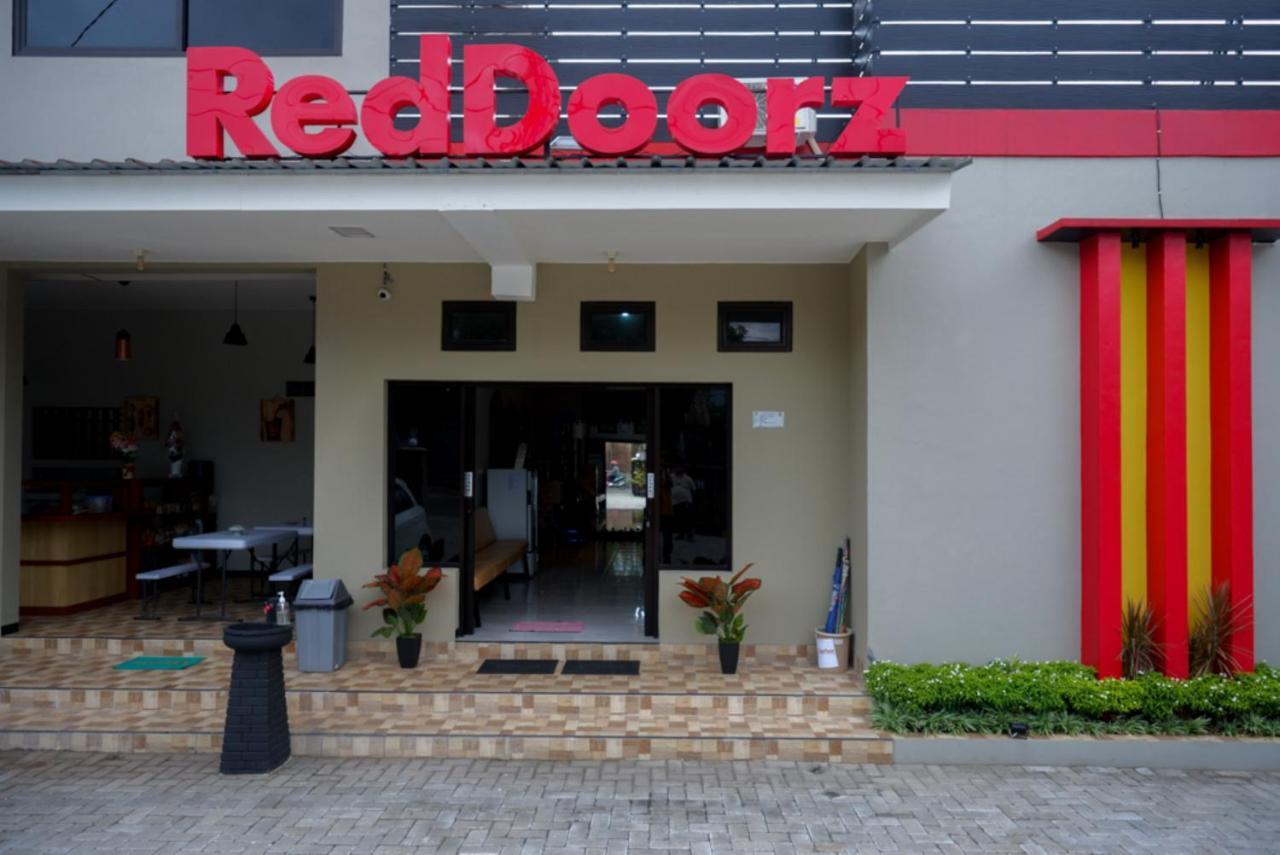 Hotel RedDoorz near Kampus UMP Purwokerto 2 Sumbang Exterior foto