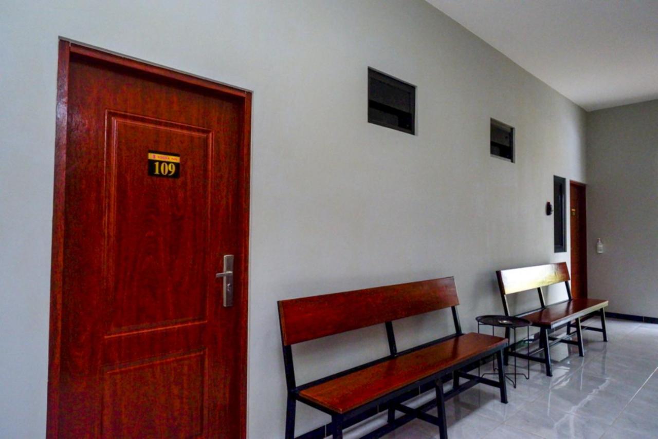 Hotel RedDoorz near Kampus UMP Purwokerto 2 Sumbang Exterior foto